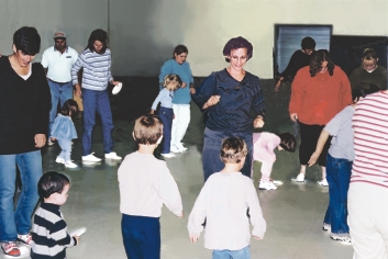 Children and Gari Dancing